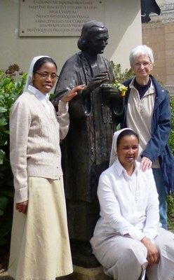 Avec statue du curé d'Ars3.jpg